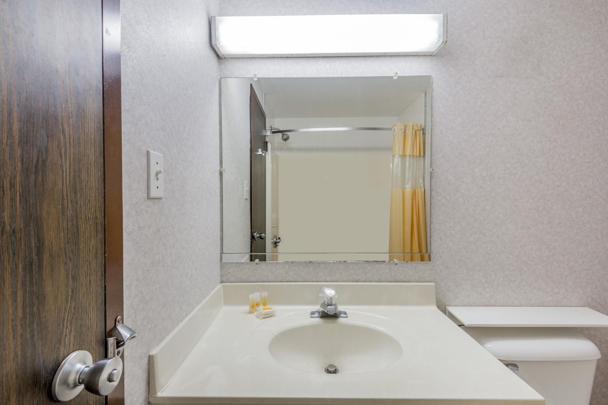 Days Inn By Wyndham Berlin Meriden Buitenkant foto