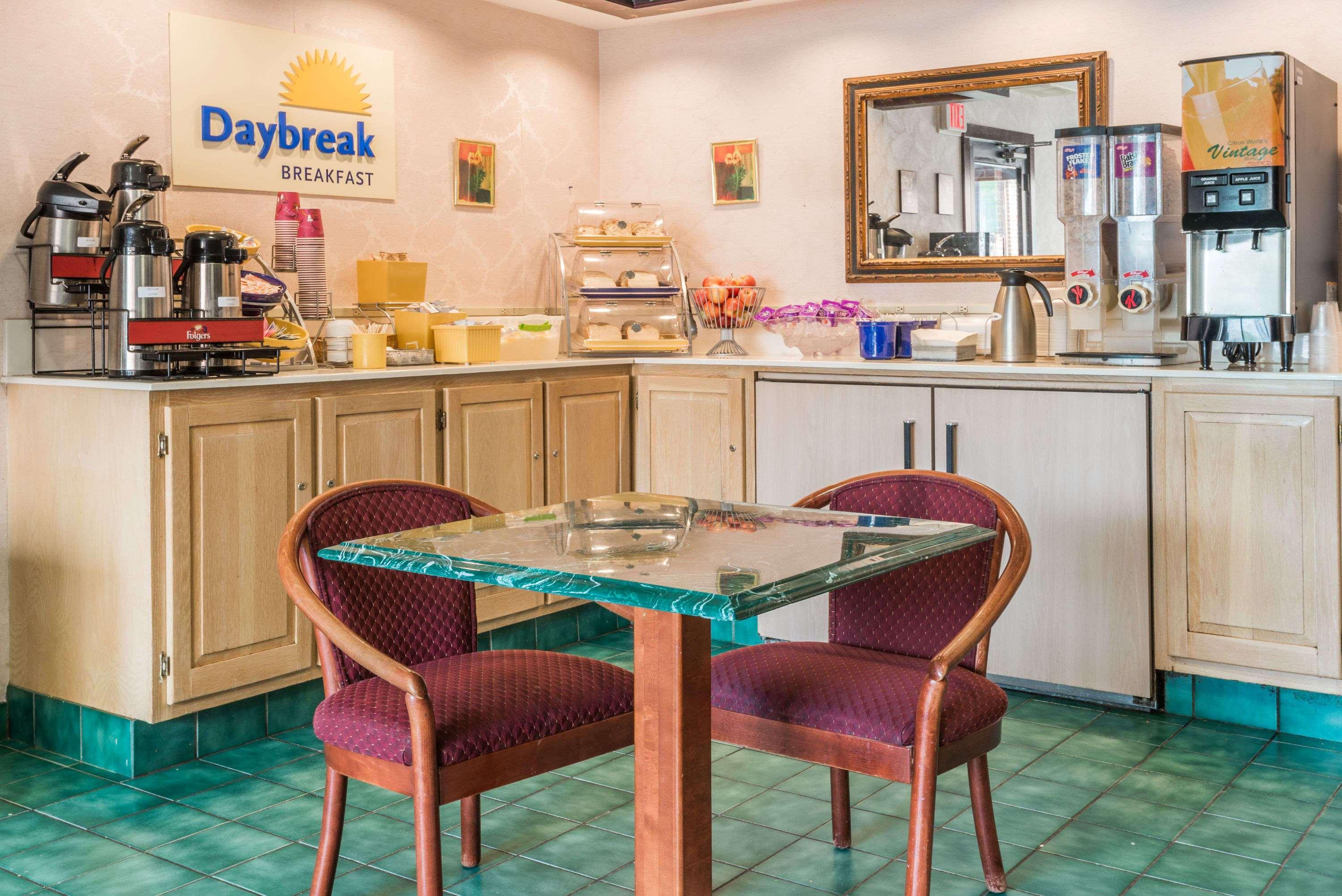 Days Inn By Wyndham Berlin Meriden Buitenkant foto
