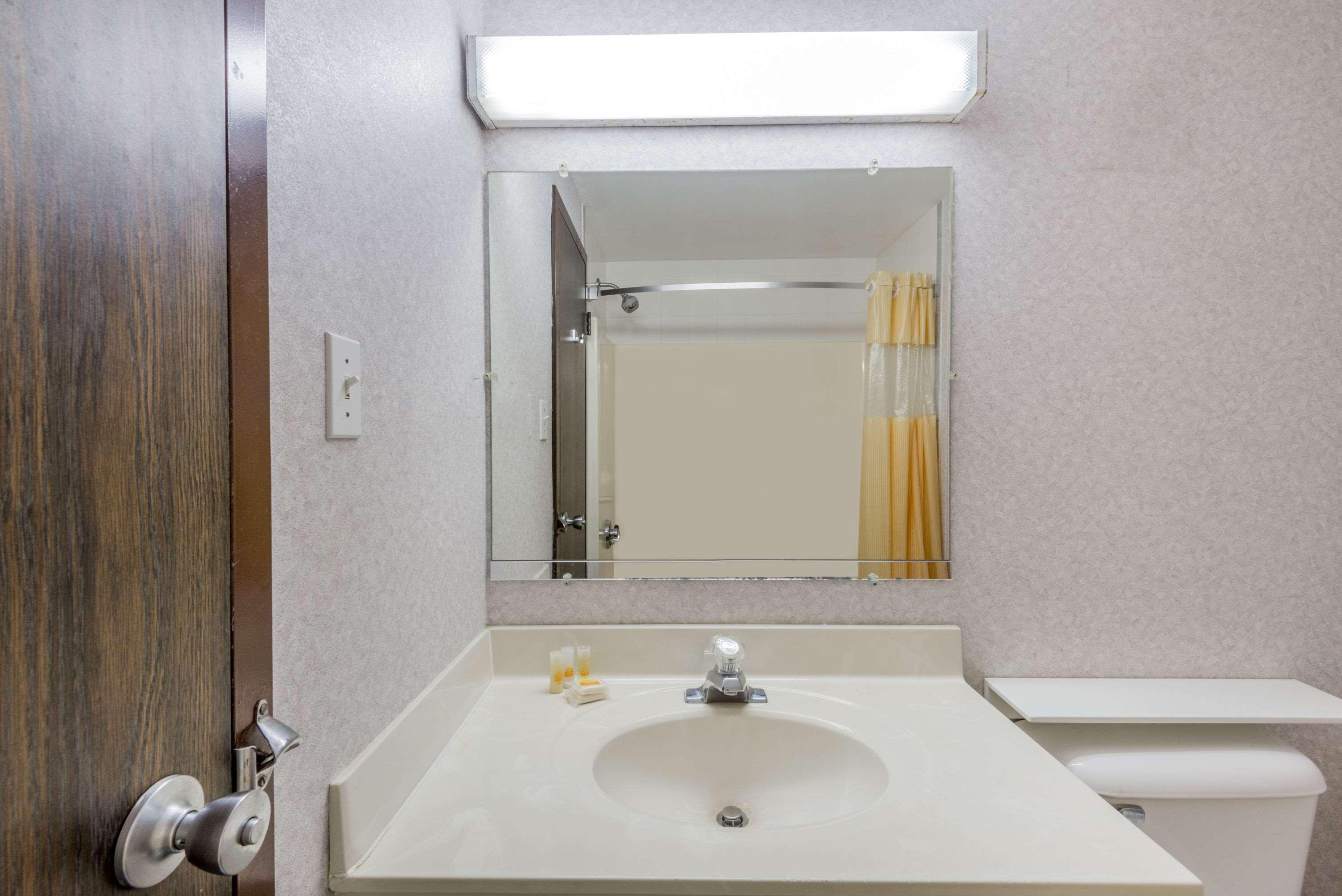 Days Inn By Wyndham Berlin Meriden Buitenkant foto