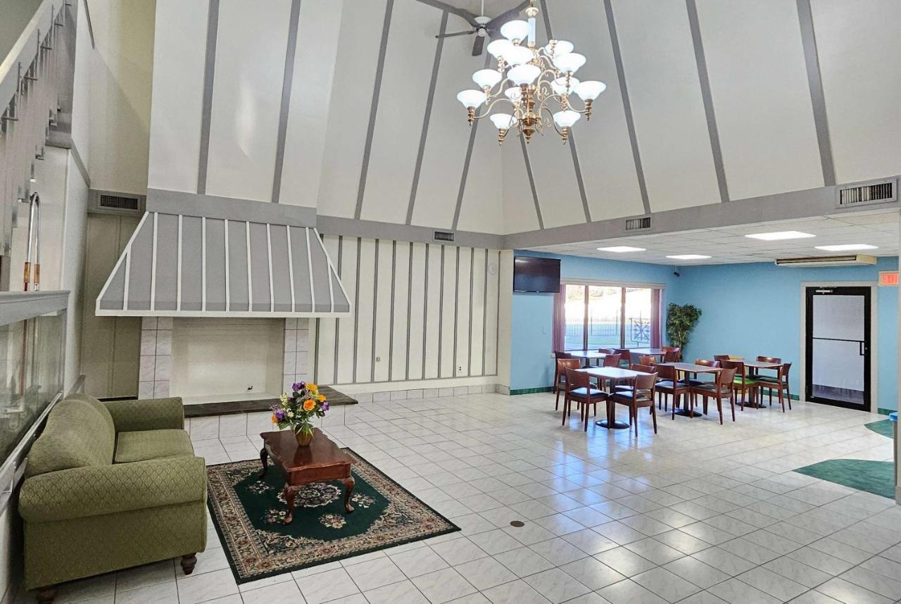 Days Inn By Wyndham Berlin Meriden Buitenkant foto