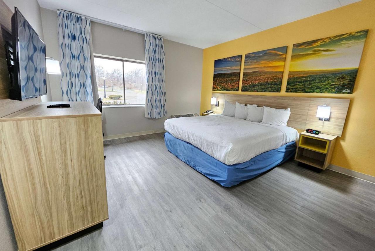Days Inn By Wyndham Berlin Meriden Buitenkant foto