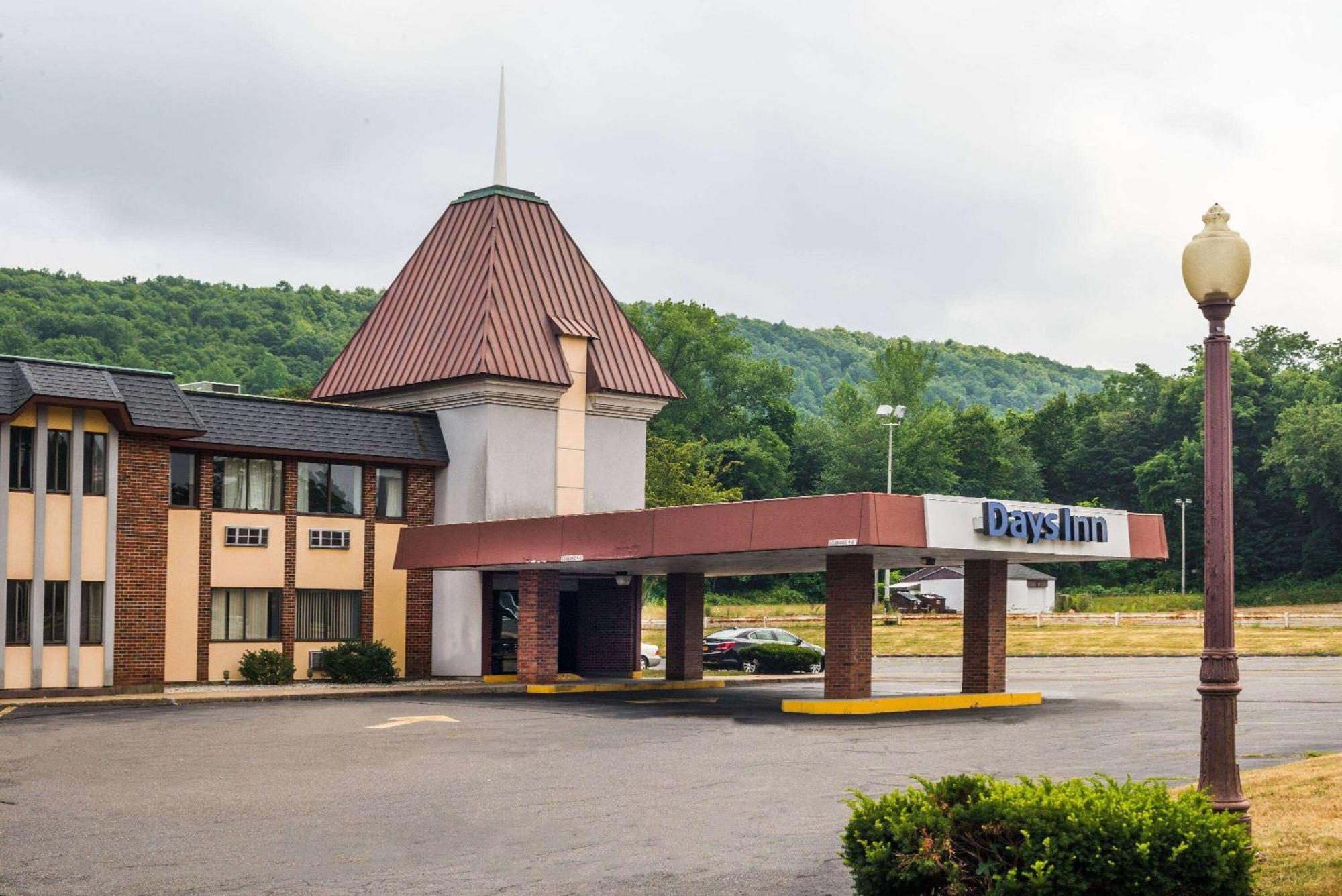 Days Inn By Wyndham Berlin Meriden Buitenkant foto