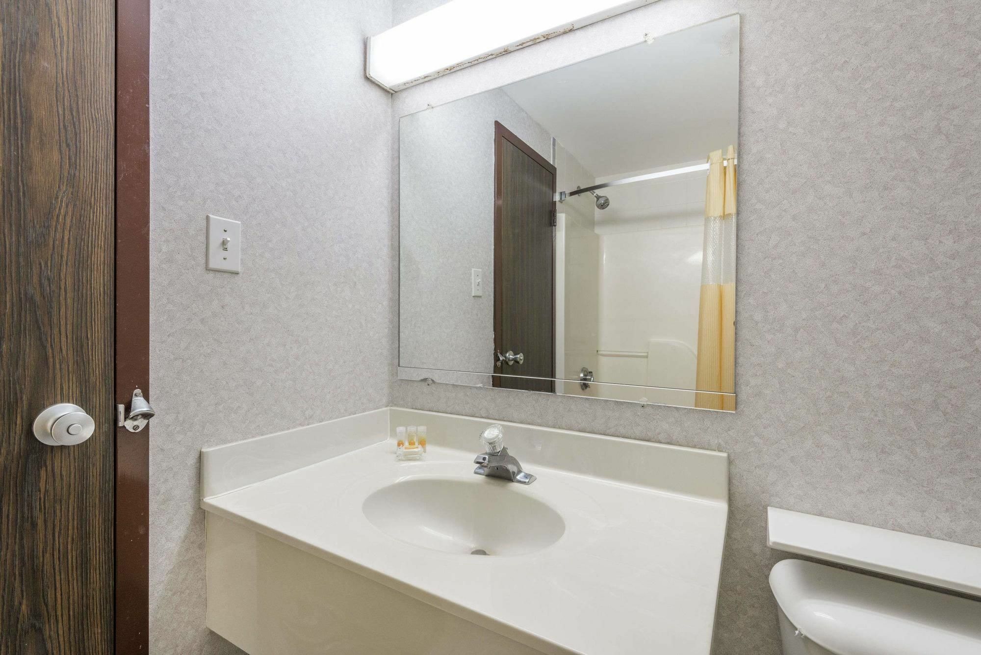 Days Inn By Wyndham Berlin Meriden Buitenkant foto